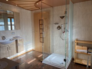 Dusche, Haartrockner, Handtücher