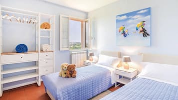 2 bedrooms, travel cot, free WiFi