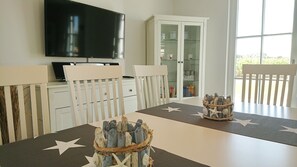 Dining - Thatched house with fenced garden - incl linen and towels, sauna, fireplace (Zierow)