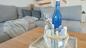 Televisión, chimenea, reproductor de DVD y libros 