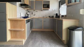Kühlschrank, Mikrowelle, Ofen, Geschirrspüler
