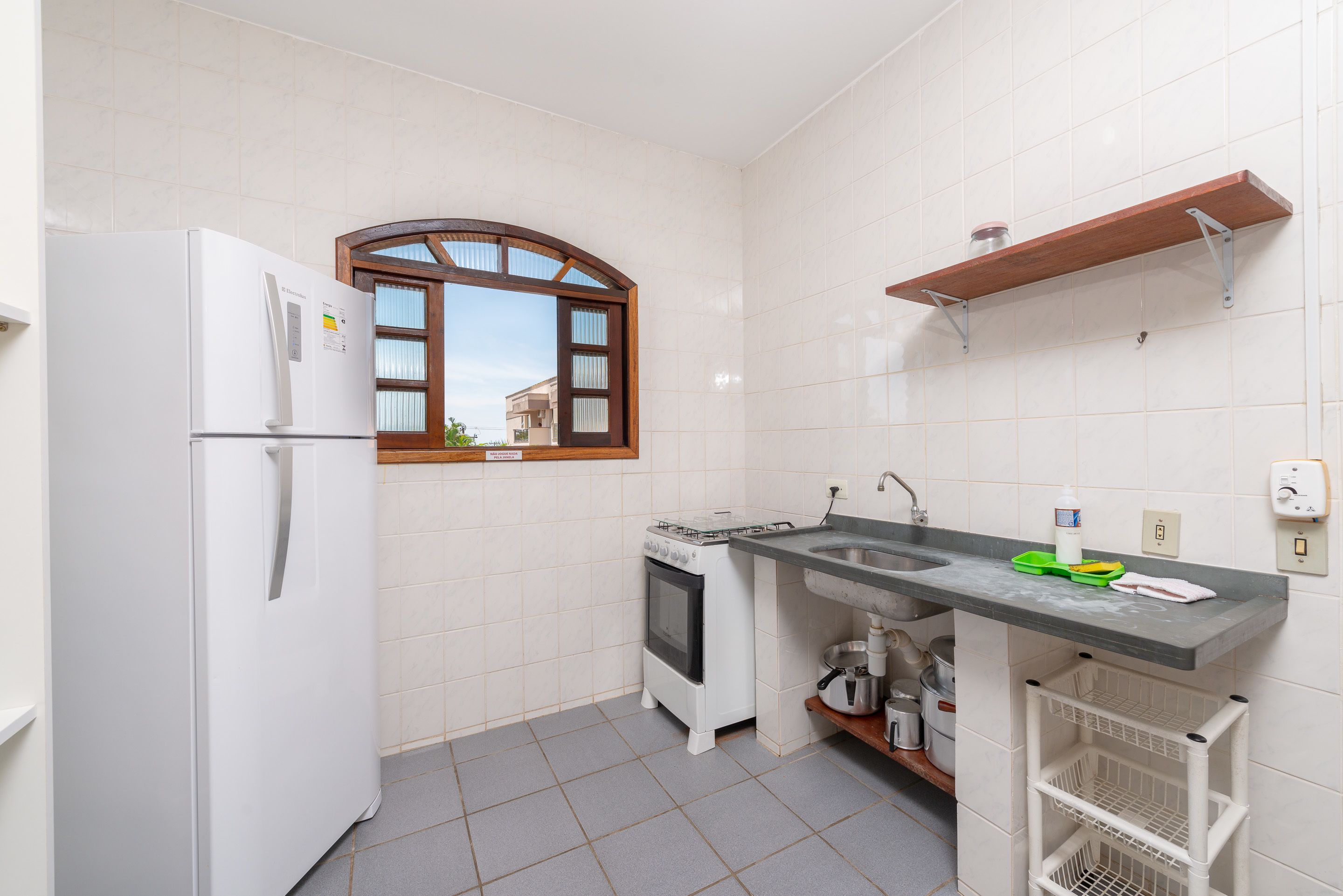 quarto septuplo (ar condicionado) | private kitchen | fridge, microwave, oven, cookware/dishes/utensils