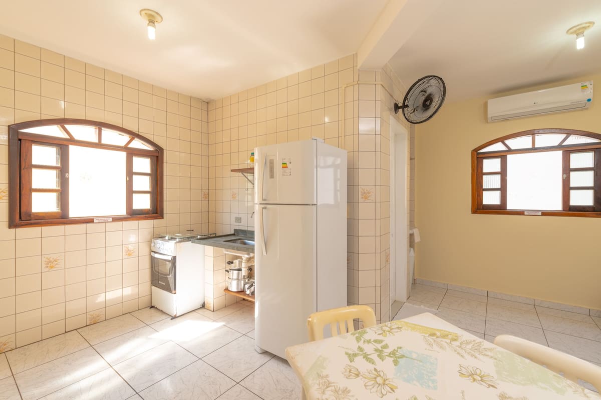 quarto octuplo (ar condicionado) | private kitchen | fridge, microwave, oven, cookware/dishes/utensils