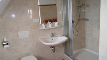 Douche, sĂšche-cheveux, serviettes fournies