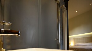 Un baño moderno con una bañera blanca, un grifo cromado y una zona de ducha.