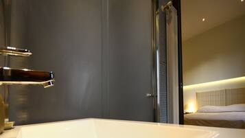 Deluxe Double or Twin Room | Bathroom | Shower, hydromassage showerhead, free toiletries, hair dryer