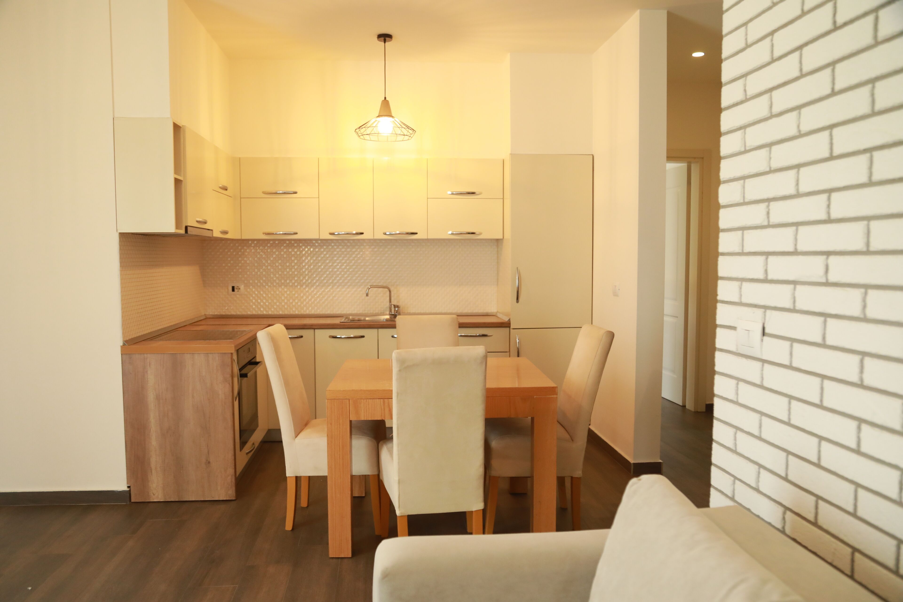 Jääkaappi, uuni, liesi, kahvin-/teenkeitin