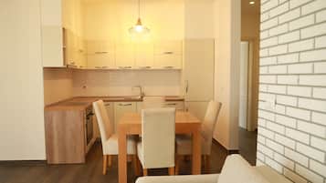 Fridge, oven, stovetop, coffee/tea maker