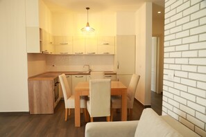 Kühlschrank, Ofen, Herdplatte, Wasserkocher mit Kaffee-/Teezubehör