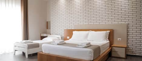 Schreibtisch, schallisolierte Zimmer, Bügeleisen/Bügelbrett