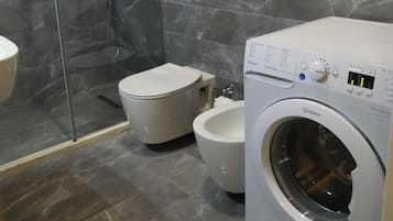 Dusche, kostenlose Toilettenartikel, Haartrockner, Handtücher