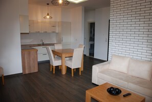Desk, soundproofing, iron/ironing board, rollaway beds - Sunrise Luxury Apartments (Sarandë)