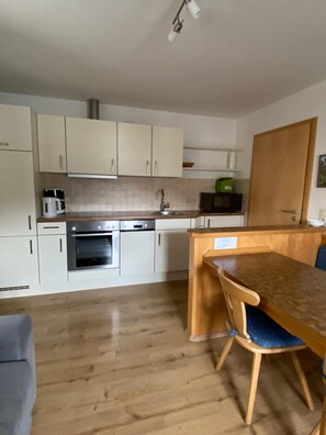 Kühlschrank, Mikrowelle, Herdplatte, Geschirrspüler