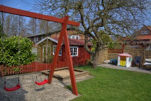 Children's area - Quiet, central location - child-friendly - 2 parking spaces - 2 bathrooms (Fehmarn)
