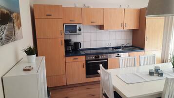 Kylskåp, mikrovågsugn, ugn och spishäll