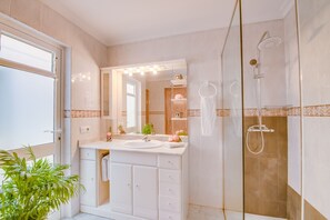 Shower, hair dryer, towels