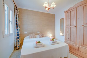 3 bedrooms, iron/ironing board, free WiFi, bed sheets