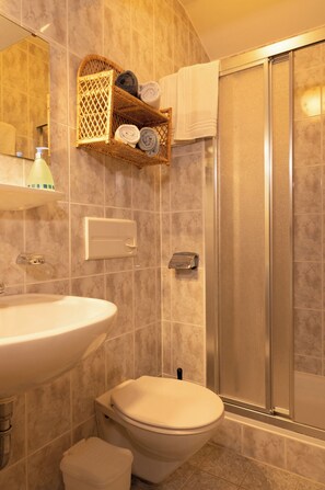 Dusche, Haartrockner, Handtücher