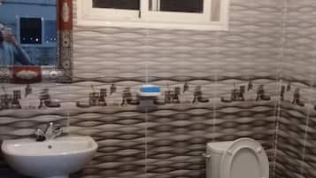 Appartement, 1 chambre | Salle de bain | Douche, articles de toilette gratuits, sĂšche-cheveux