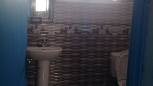 A bathroom with a sink, mirror, and toilet. - Dar Rosa Bleu (Oualidia)