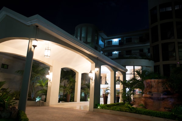 Vista frontal de la propiedad