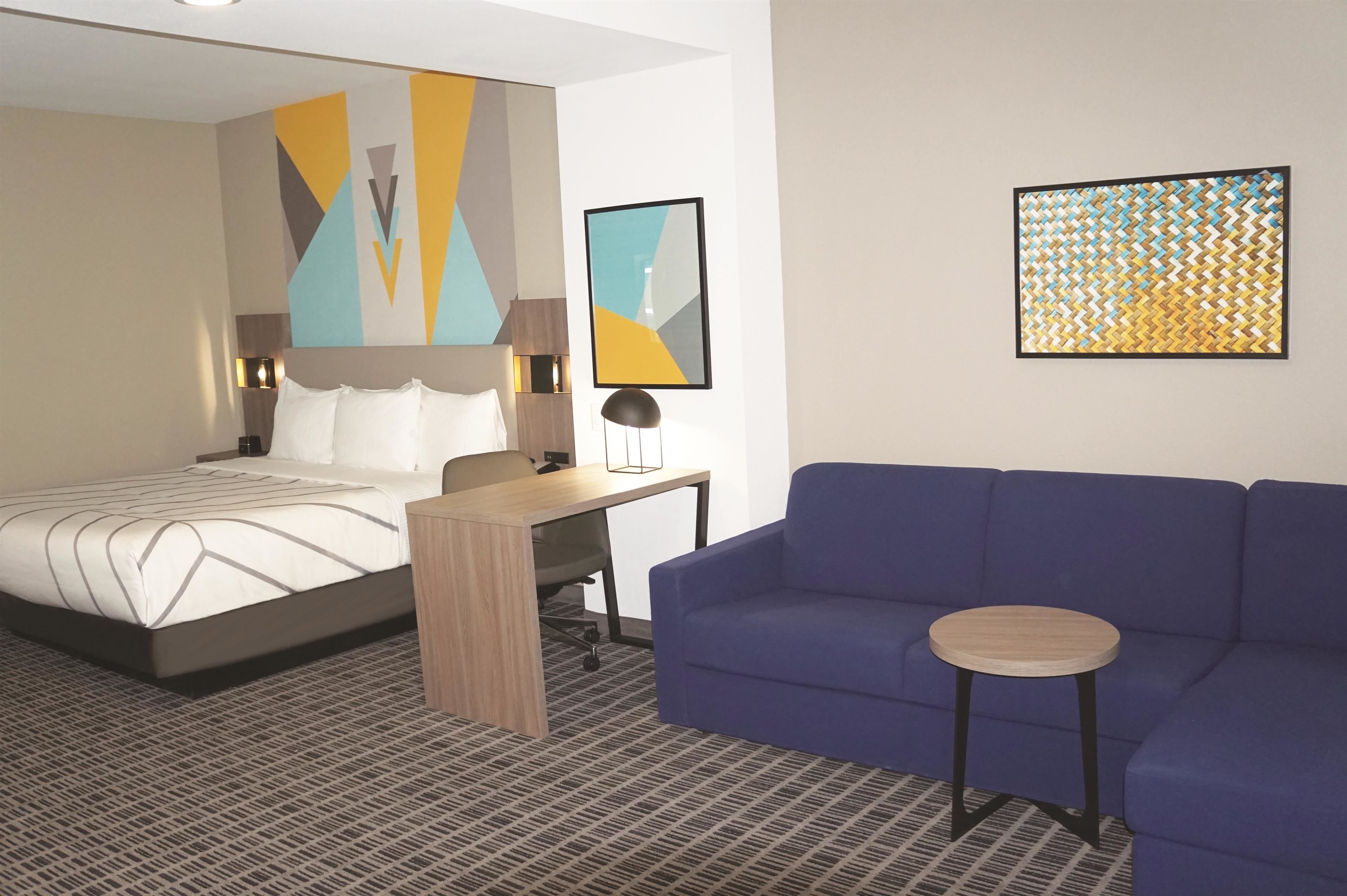 Executive Room, 1 King Bed, Non Smoking | Pillow-top beds, desk, soundproofing, iron/ironing board