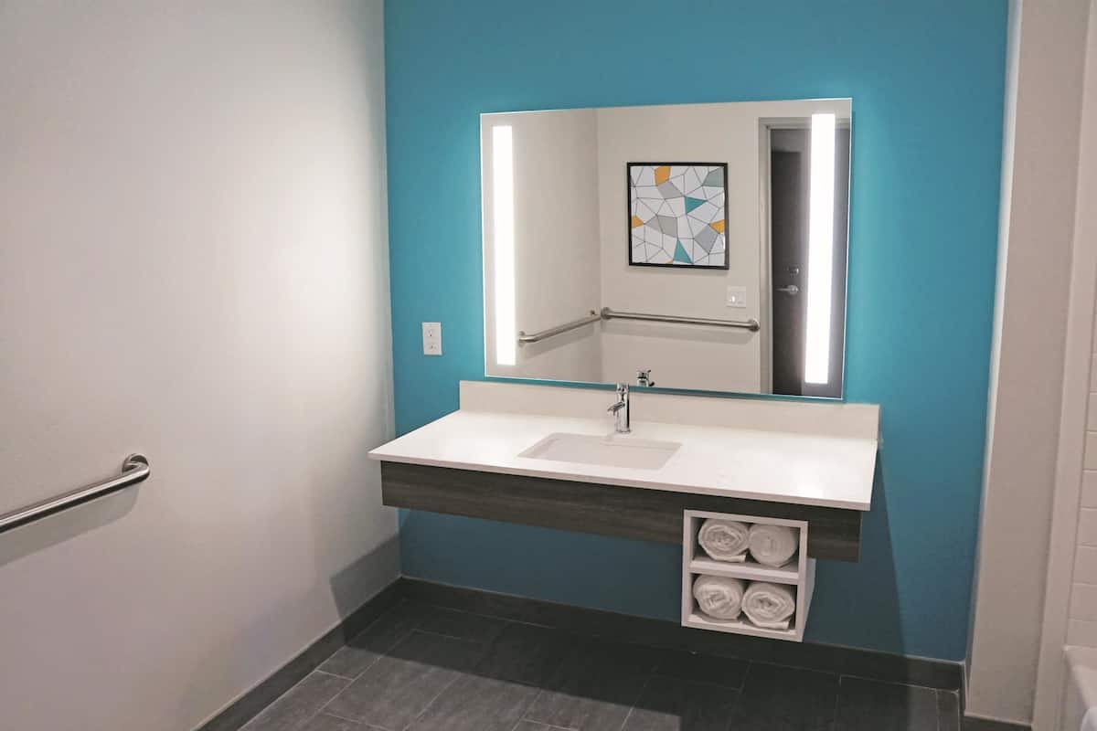 combined shower/bathtub, hair dryer, towels