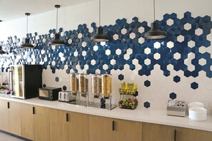 Free daily full breakfast - La Quinta Inn & Suites by Wyndham Richmond-Sugarland (Richmond)