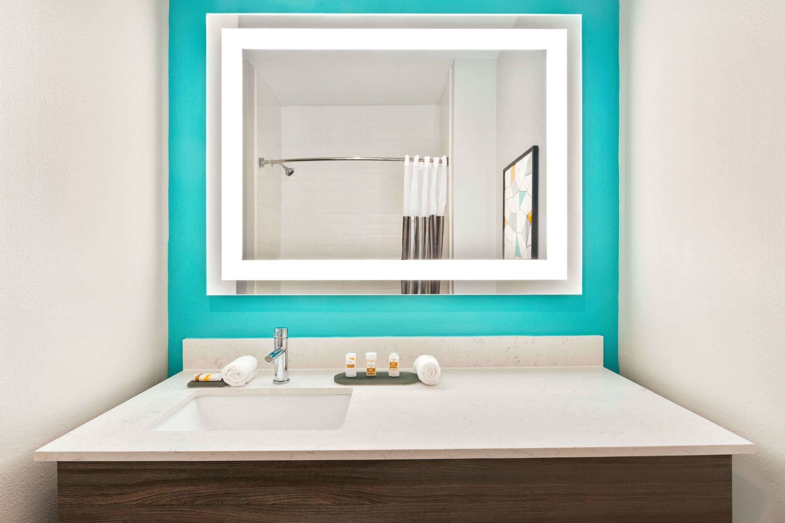 combined shower/bathtub, hair dryer, towels