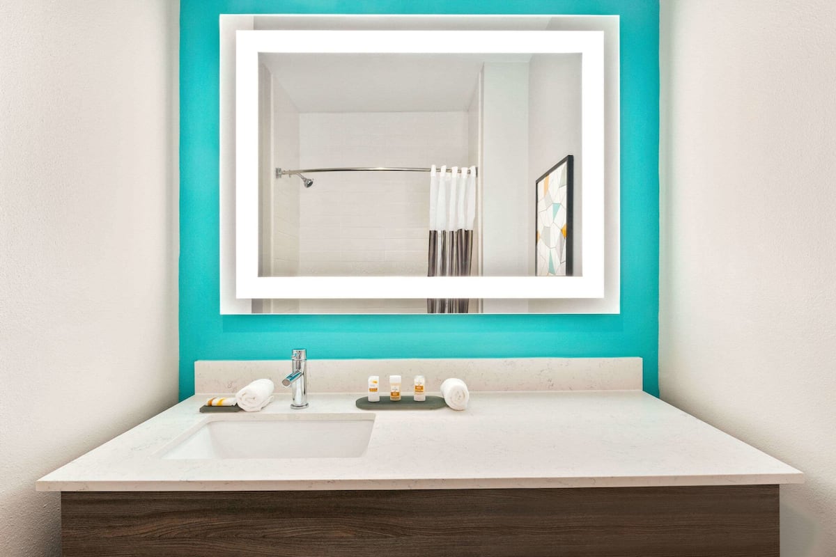 combined shower/bathtub, hair dryer, towels