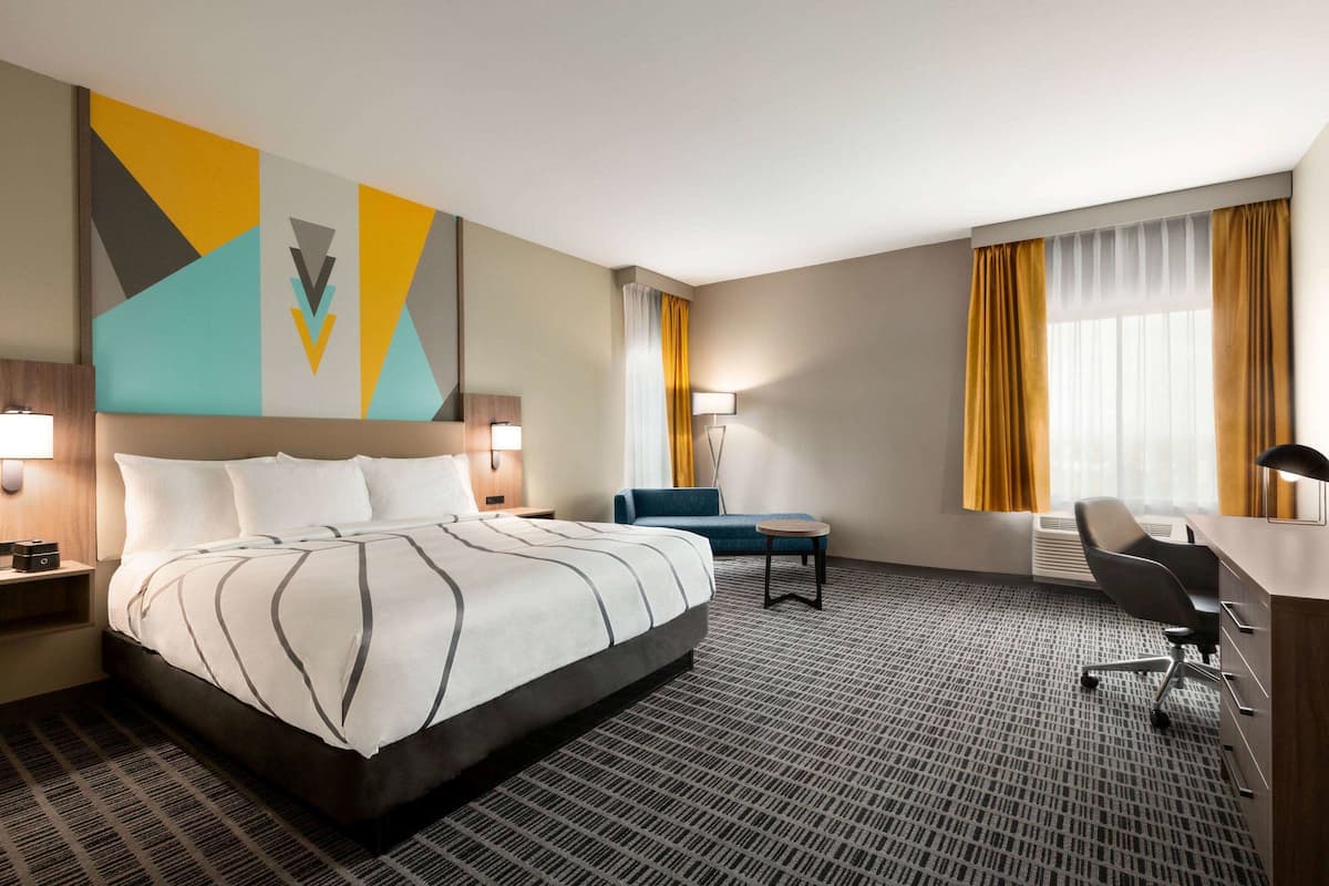 Room, 1 King Bed, Non Smoking | Pillow-top beds, desk, soundproofing, iron/ironing board