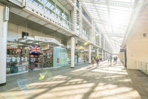 A spacious indoor shopping area with a high ceiling and natural light. - Luxurious Victoria Home by the Apollo Theatre (London)