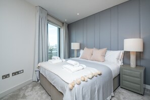 3 bedrooms, premium bedding, laptop workspace, iron/ironing board - Luxurious Victoria Home by the Apollo Theatre (London)