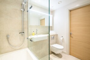 아파트 (3 Bedrooms) | 욕실 | 샤워기/욕조 결합, 전신 욕조, 레인폴 샤워기, 무료 세면용품