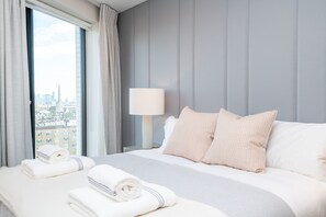 Apartment (3 Bedrooms) | 3 bedrooms, premium bedding, laptop workspace, iron/ironing board - Luxurious Victoria Home by the Apollo Theatre (London)