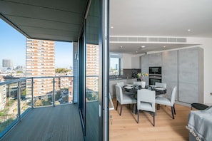3 bedrooms, premium bedding, laptop workspace, iron/ironing board - Luxurious Victoria Home by the Apollo Theatre (London)