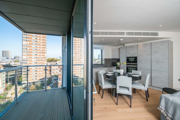 3 bedrooms, premium bedding, laptop workspace, iron/ironing board - Luxurious Victoria Home by the Apollo Theatre (London)