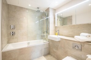 아파트 (3 Bedrooms) | 욕실 | 샤워기/욕조 결합, 전신 욕조, 레인폴 샤워기, 무료 세면용품