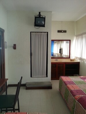 Muebles diferentes, espacio para trabajar con laptop y wifi gratis 