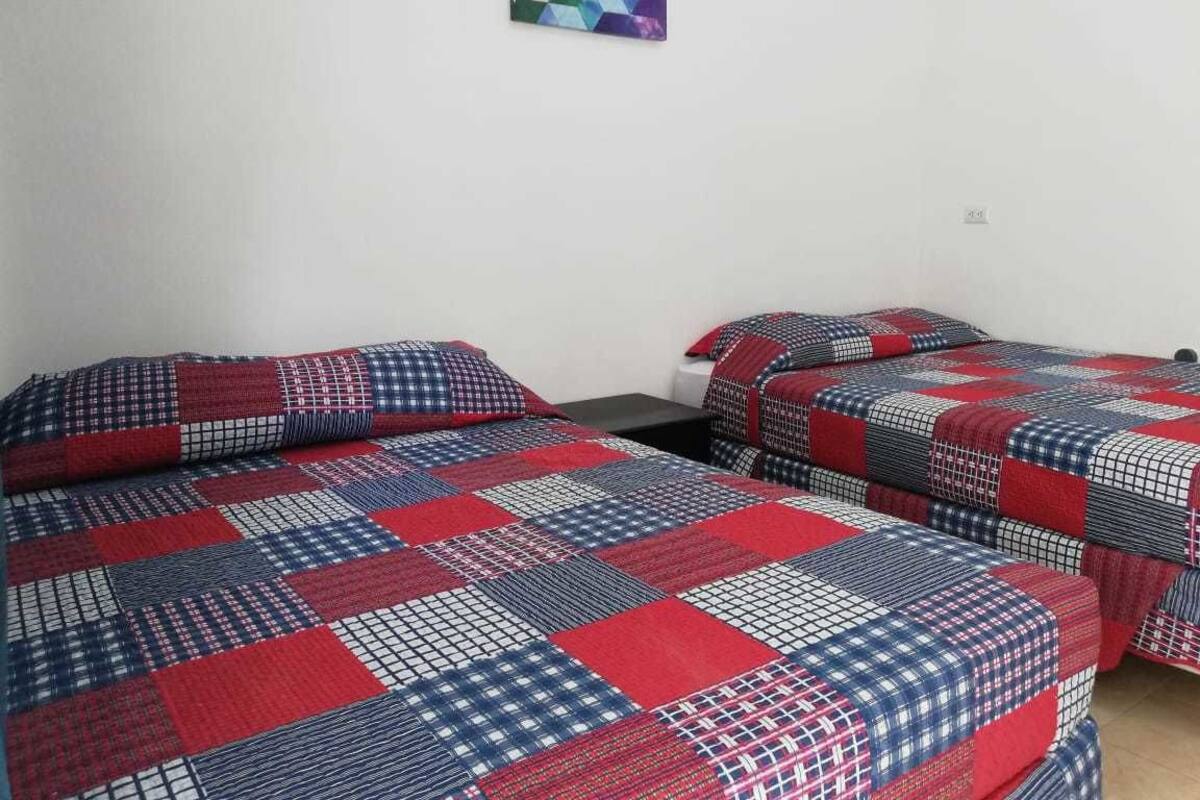 Habitación, 2 camas matrimoniales, para no fumadores | Muebles diferentes, espacio para trabajar con laptop y wifi gratis