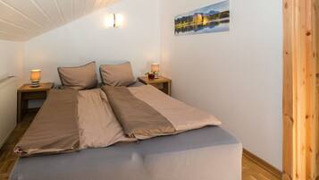 2 bedrooms, internet, bed sheets