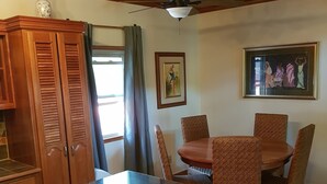 Deluxe House, Multiple Beds, Non Smoking (Casa Coral) | In-room dining - Casa de Paradise (Roatan)