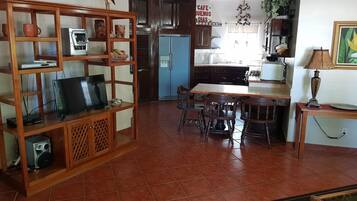 Apartemen Premium, 1 Tempat Tidur King dengan tempat tidur Sofa (Savannah Treasure) | Dapur pribadi | Microwave, mesin pembuat kopi/teh, pemanggang roti, dan blender