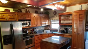 Deluxe House, Multiple Beds, Non Smoking (Casa Coral) | Private kitchen | Coffee/tea maker, microwave, toaster, blender - Casa de Paradise (Roatan)