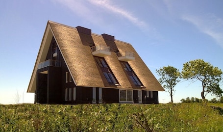 Exterior. Directly at the Wadden Sea, part of UNESCO World Heritage. Calm/Fun at beach