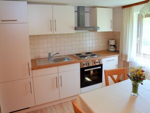 ثلاجة، فرن، موقد طهي مسطح، ماكينة لصنع القهوة/الشاي