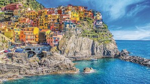 A coastal town with colorful buildings perched on a cliff overlooking the sea. - 2 bedroom awesome home in Framura (SP) (Framura (SP))