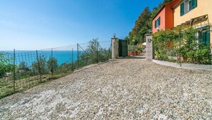 A coastal pathway leading to a building with a view of the sea. - 2 bedroom awesome home in Framura (SP) (Framura (SP))