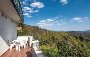 Outdoor dining - Awesome home in Carro (SP) with WiFi (Carro (SP))