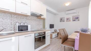 Fridge, stovetop, dishwasher, coffee/tea maker